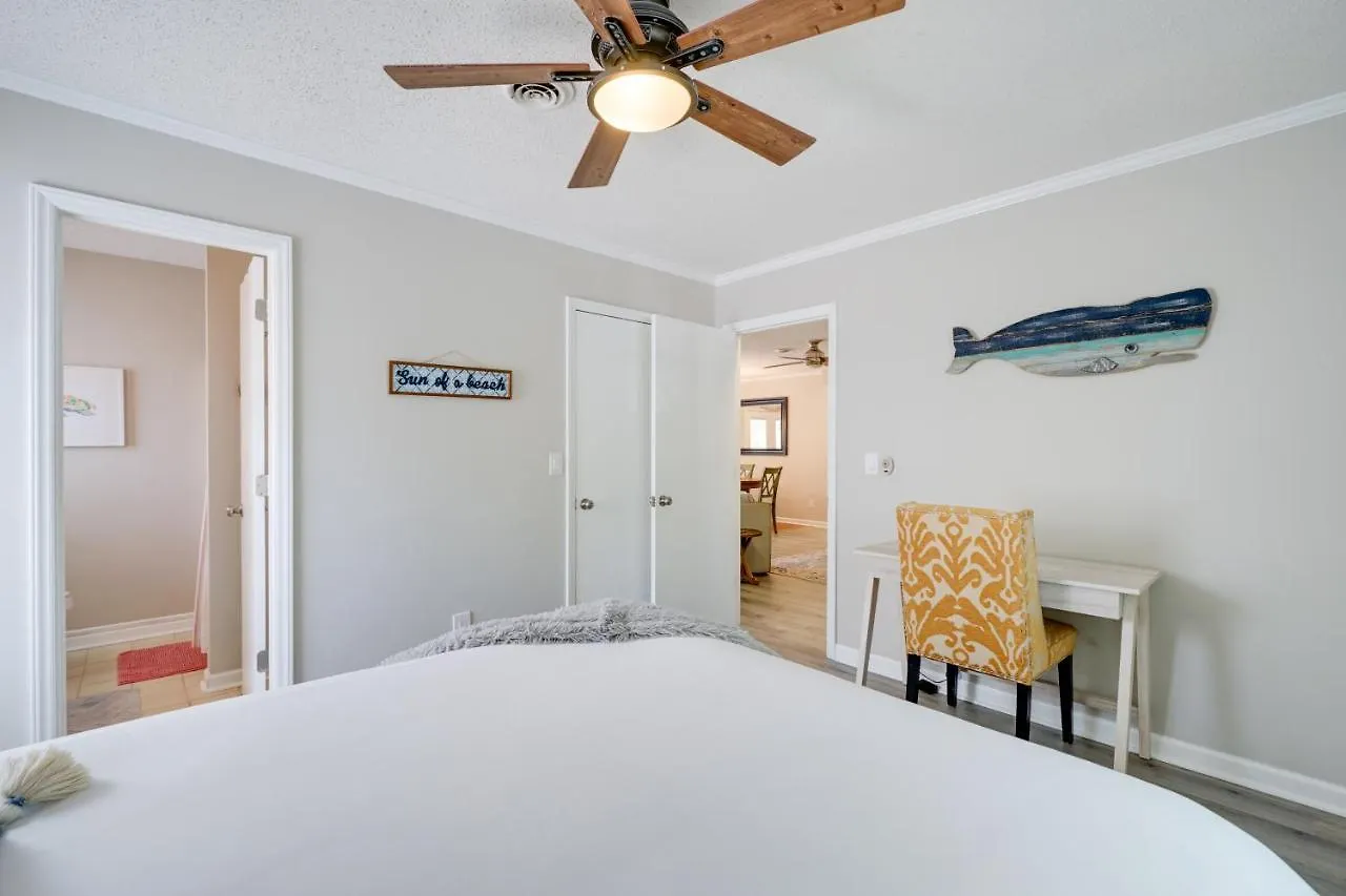 With Spacious Backyard And Porch Holiday home *