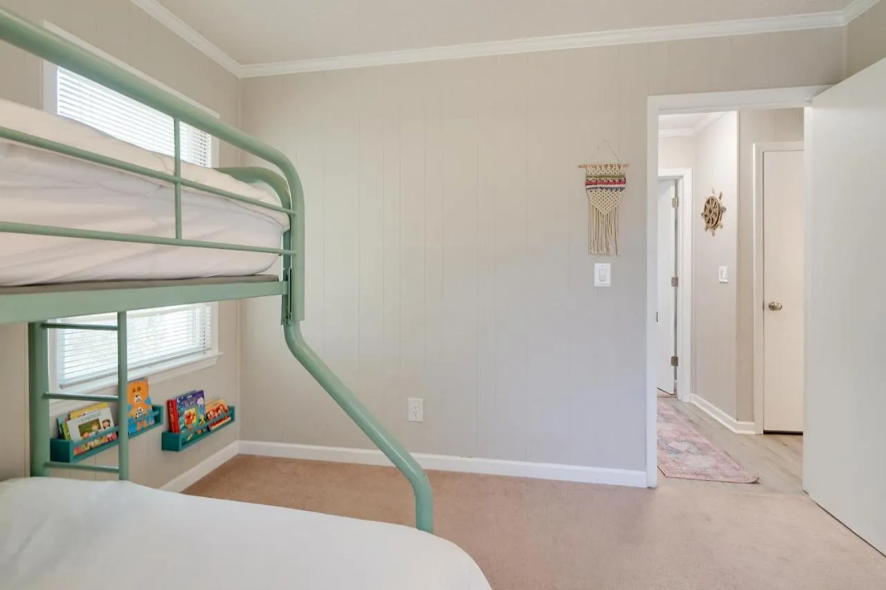 With Spacious Backyard And Porch Holiday home *
