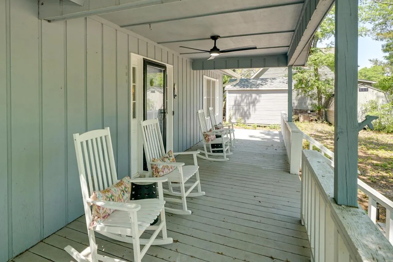 With Spacious Backyard And Porch Holiday home Oak Island