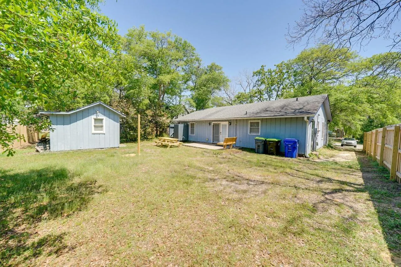 With Spacious Backyard And Porch Holiday home *