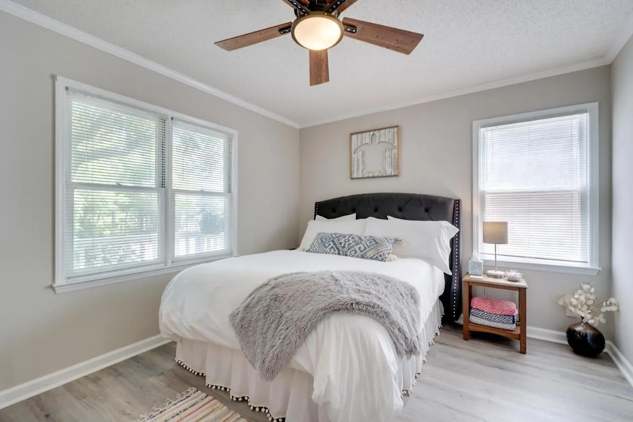 With Spacious Backyard And Porch Holiday home Oak Island
