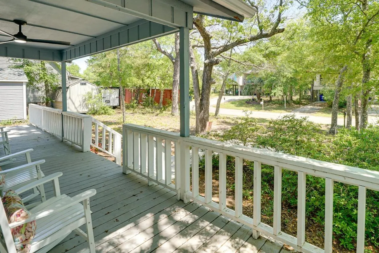 Holiday home With Spacious Backyard And Porch Oak Island