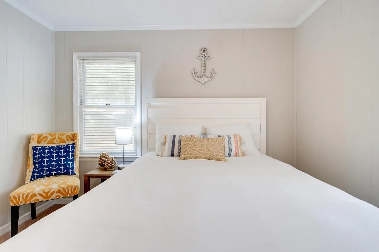 With Spacious Backyard And Porch Holiday home Oak Island