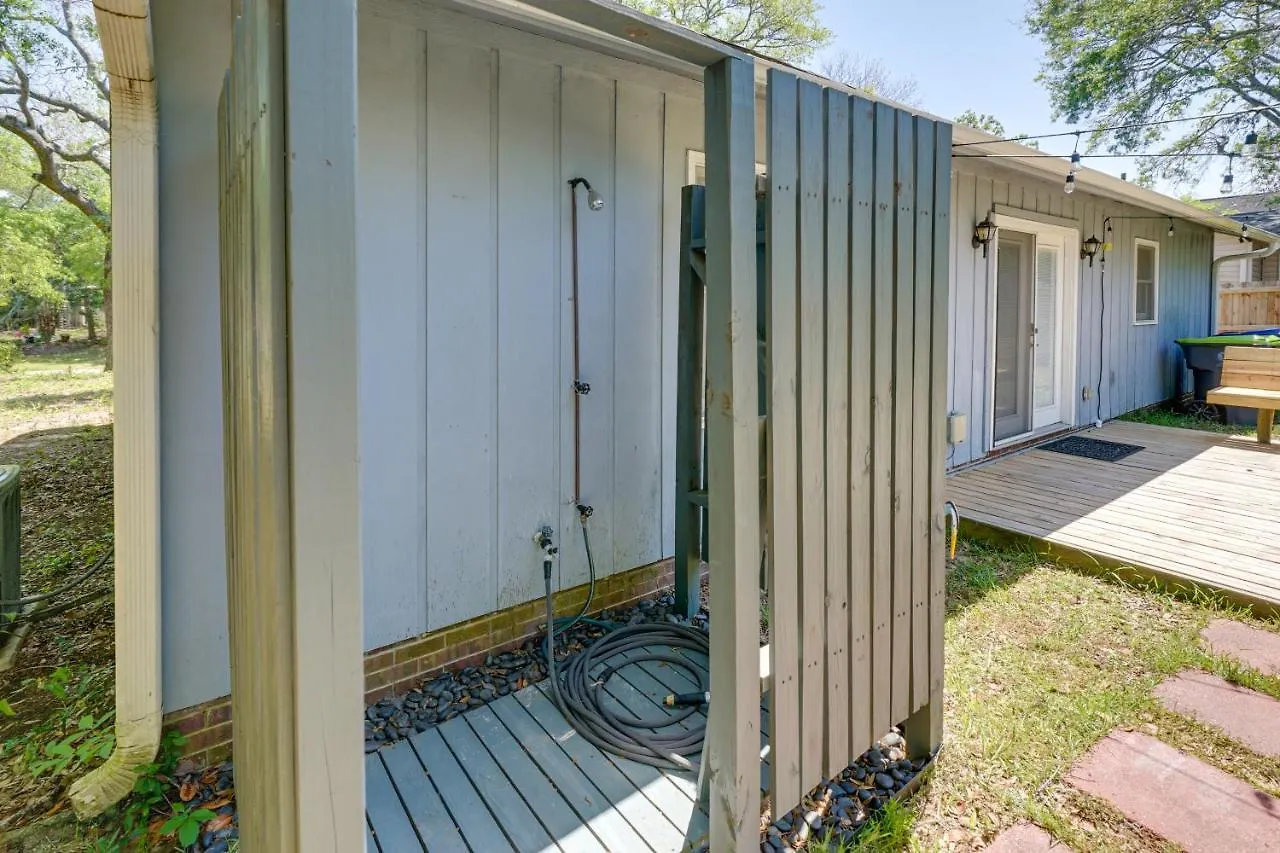 Holiday home With Spacious Backyard And Porch Oak Island